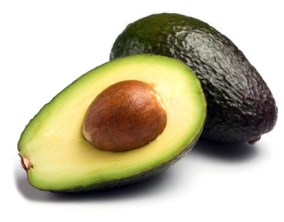 ganze und halbe avocado isoliert auf weiss