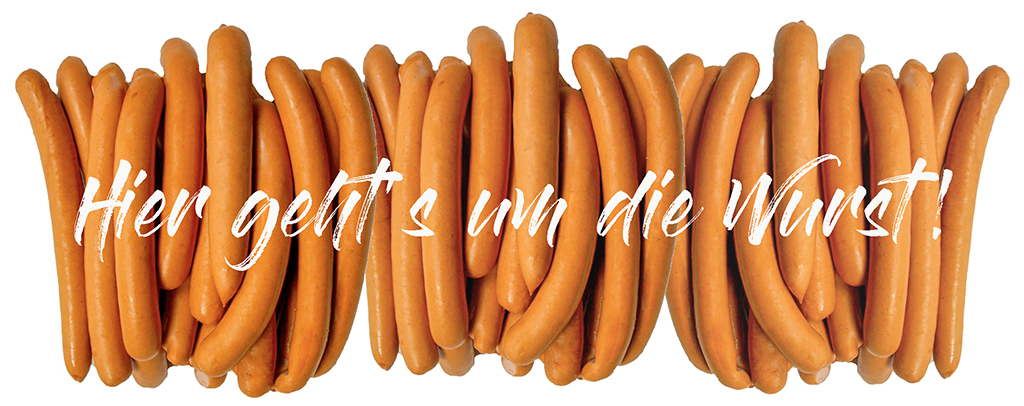 Würstchen im Schlafrock, im Teigmatel, Sausage Roll, Pigs in a Blanket oder Saucijzenbroodje aus Holland – wie auch immer man sie nennen mag. 
Ob Blätterteig, Pizza- oder ein anderer Hefeteig – die so verpackten Würstchen werden immer wieder gerne gegessen! 
Ich habe mich für einen Käseteig entschieden, den ich übrigens auch für Gemüse-Tartes verwende. 