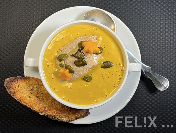 GEFLÜGELLEBER-MOUSSE AUF KÜRBISSUPPE – FEL!X KITCHEN